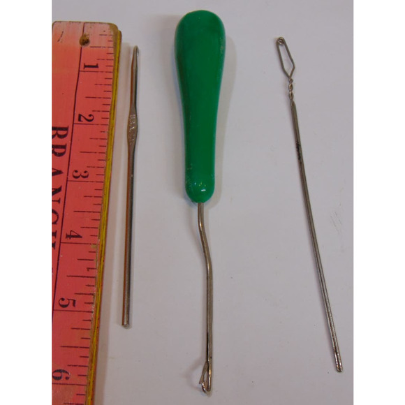 3 Vintage Sewing Hook Latch Crochet Plastic Handle Hooking Tools Metal USA Pull - Picture 2 of 11